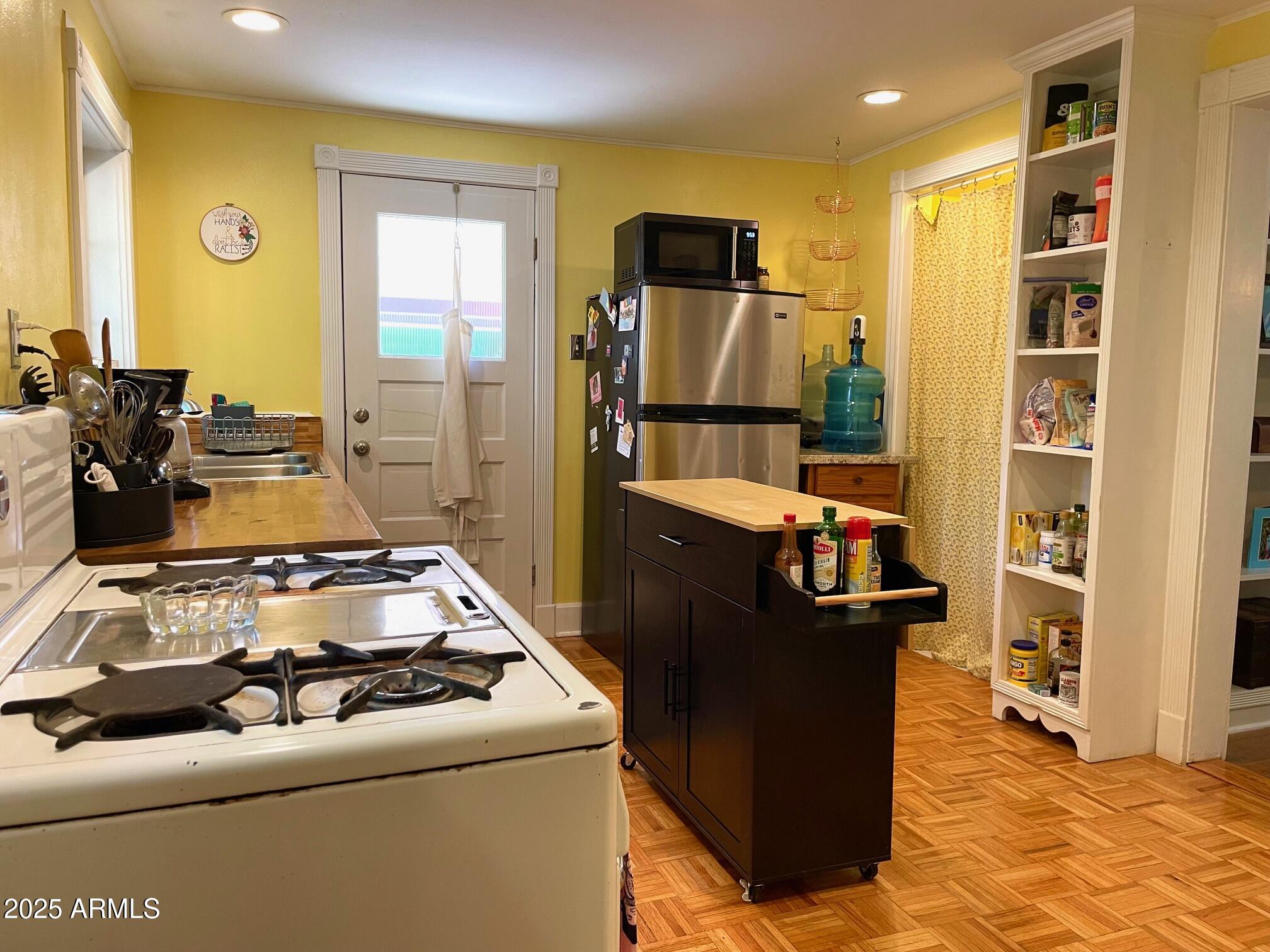 10 Locklin Avenue Bisbee, AZ 85603 - Photo 22 of 35 a living room with furniture and a table