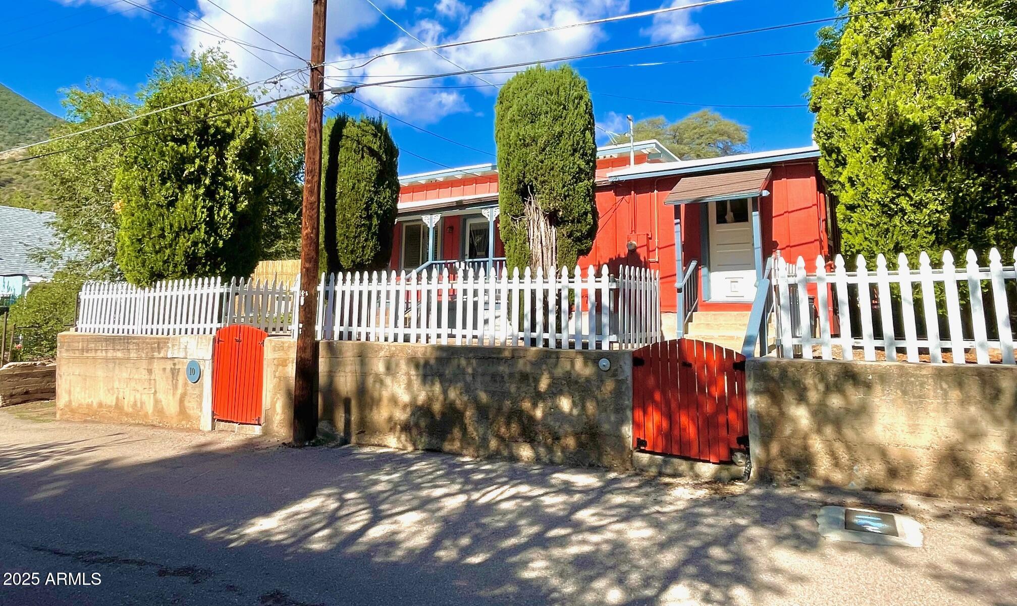 10 Locklin Avenue Bisbee, AZ 85603 - Photo 4 of 35 a view of outdoor space and yard