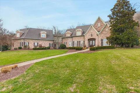 a view of entryway with a front door