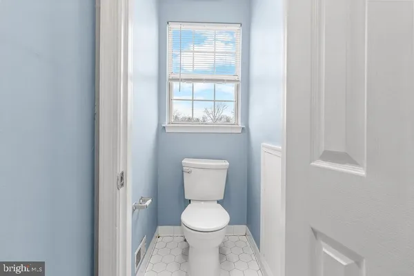 a bathroom with a toilet