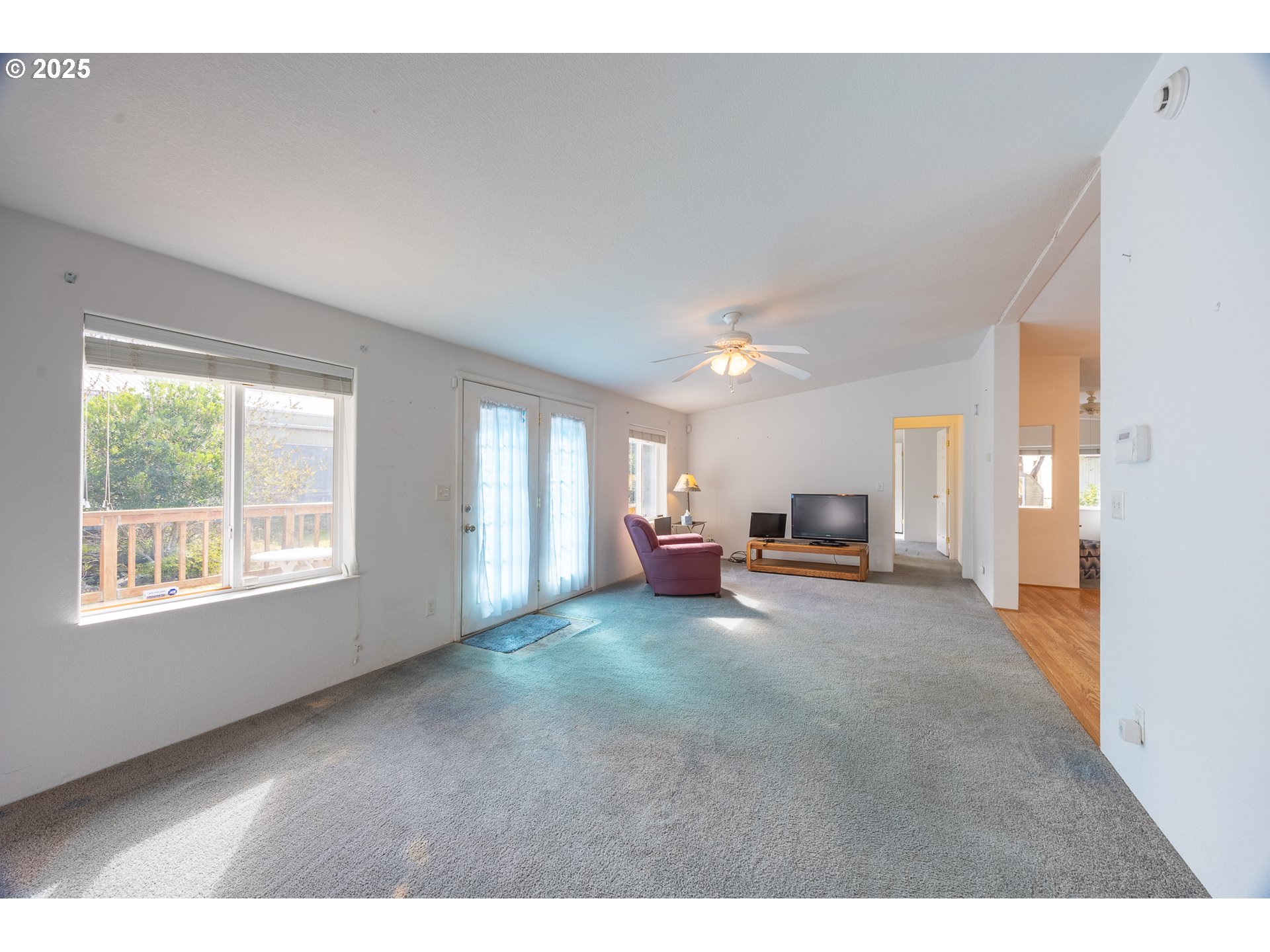 63673 Wallace Road Coos Bay, OR 97420 - Photo 6 of 41 Living Room