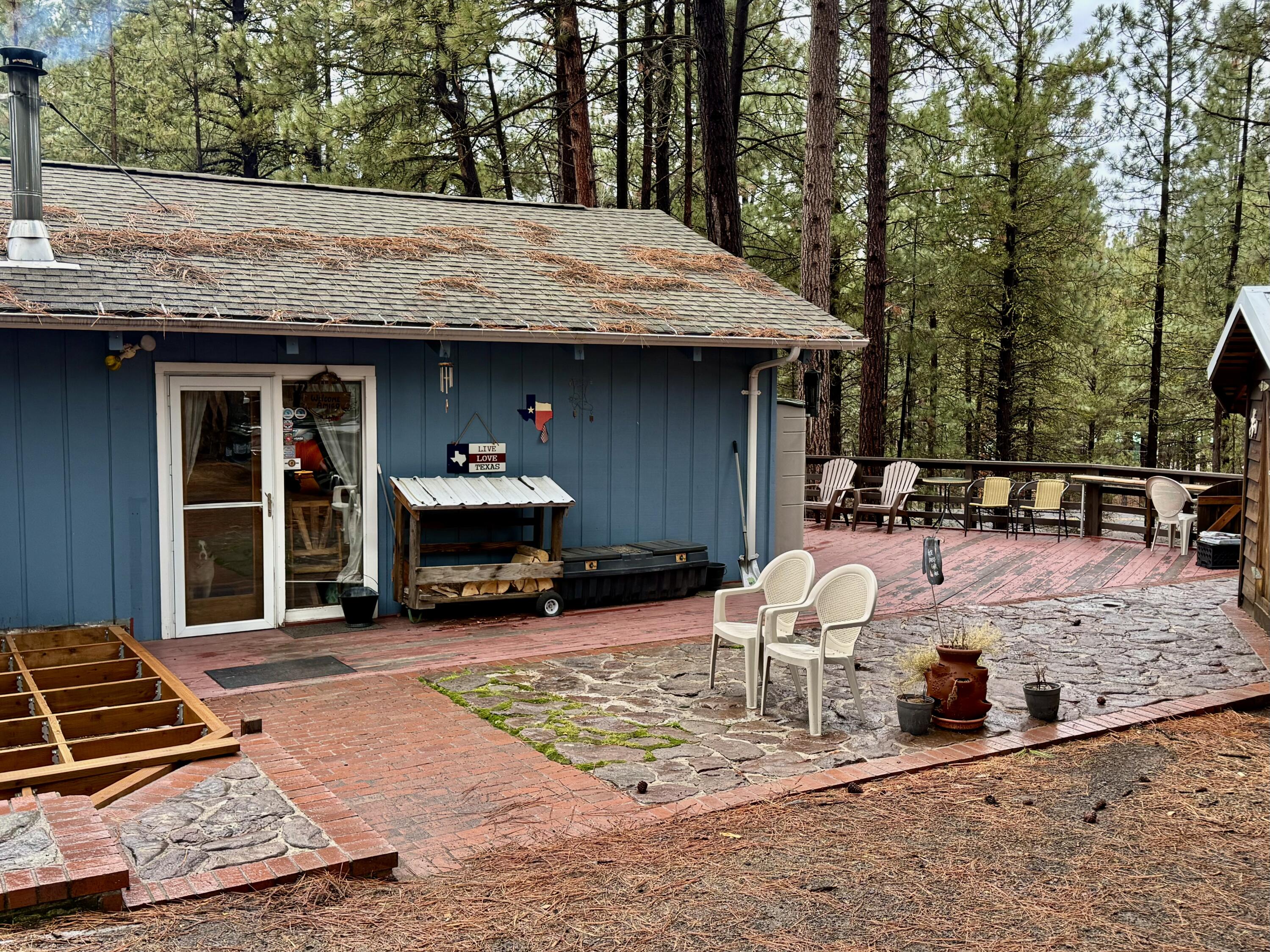 38965 Chiloquin Ridge Road Chiloquin, OR 97624 - Photo 5 of 59 a view of a chairs and table in the patio