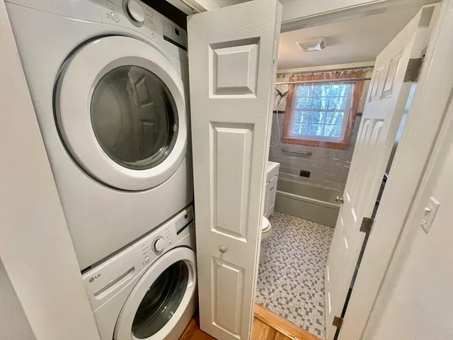 a view of entryway with washer and dryer