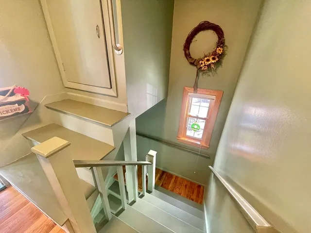 a view of entryway and kitchen