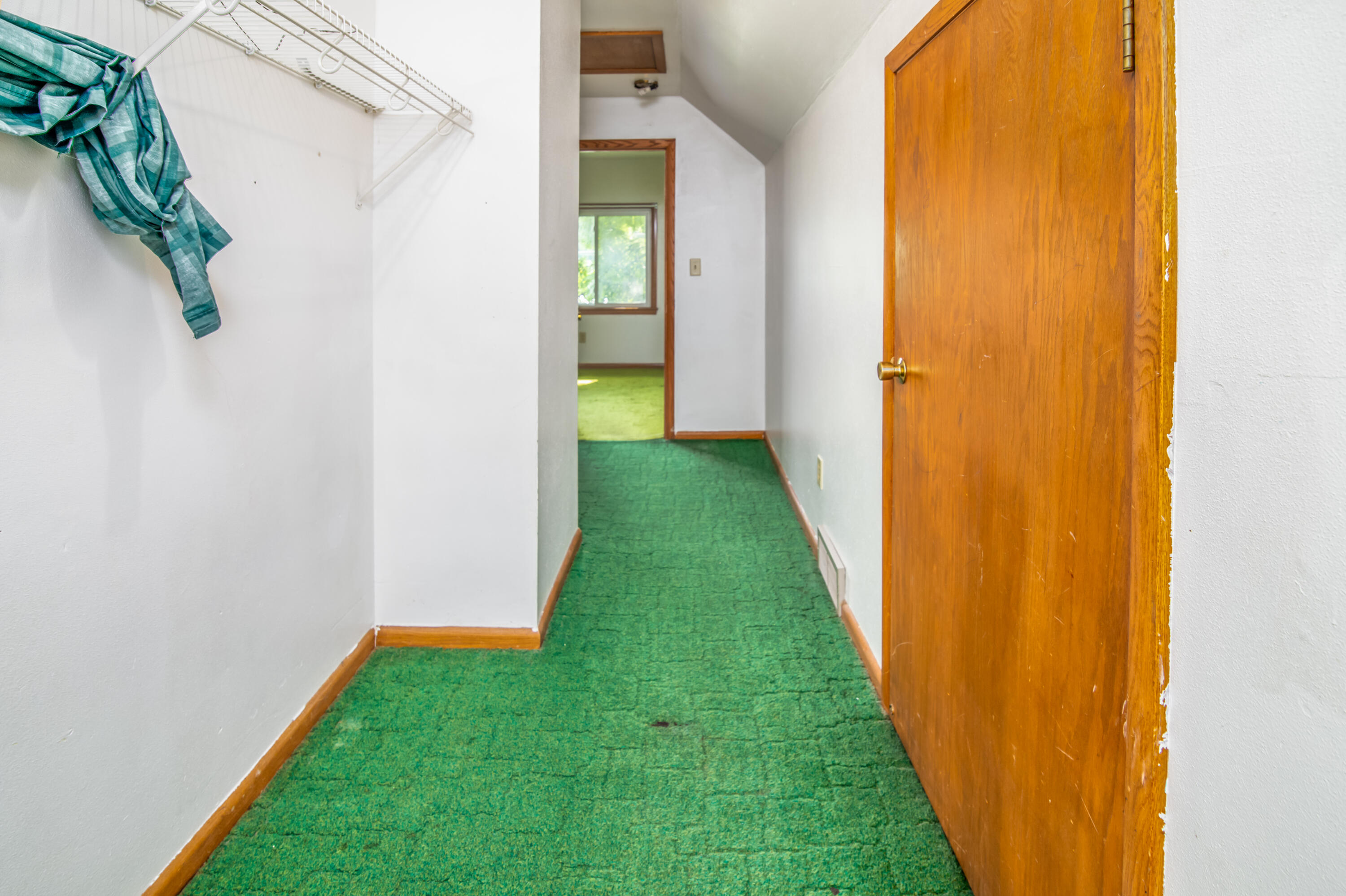 716 Glacier Road Pewaukee, WI 53072 - Photo 23 of 32 Hallway