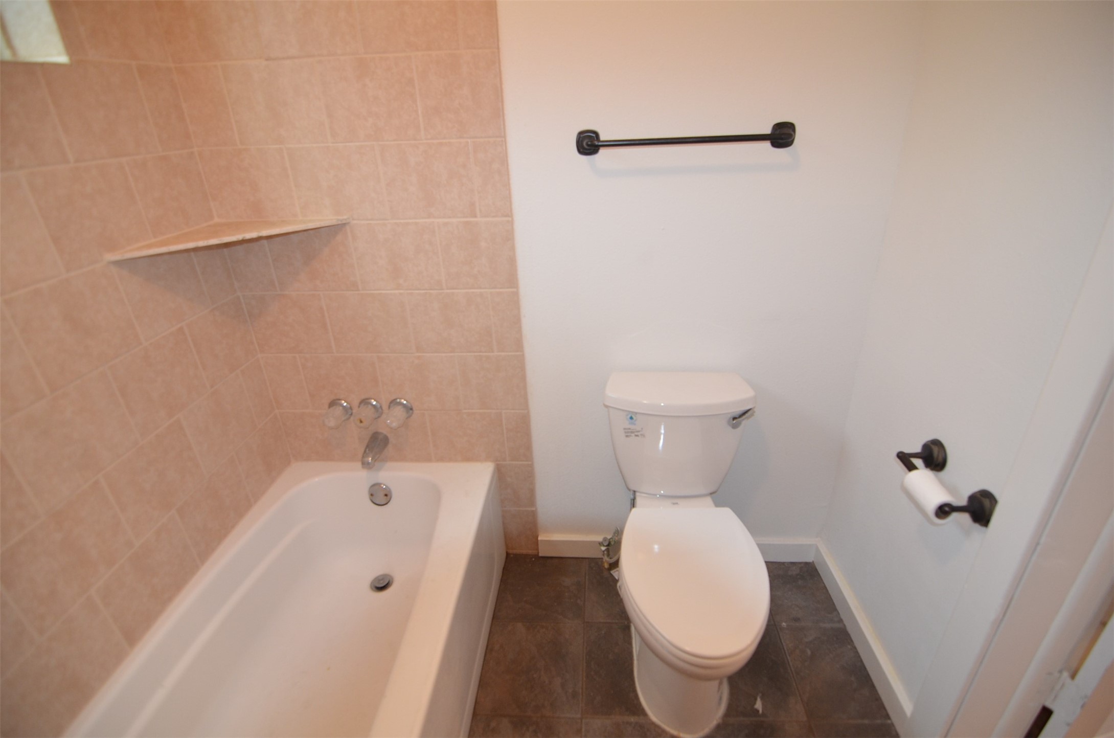 2123 Marion Street, Unit 1 Houston, TX 77009 - Photo 13 of 19 a bathroom with a toilet and a tub