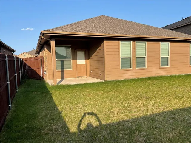 a view of a house with backyard
