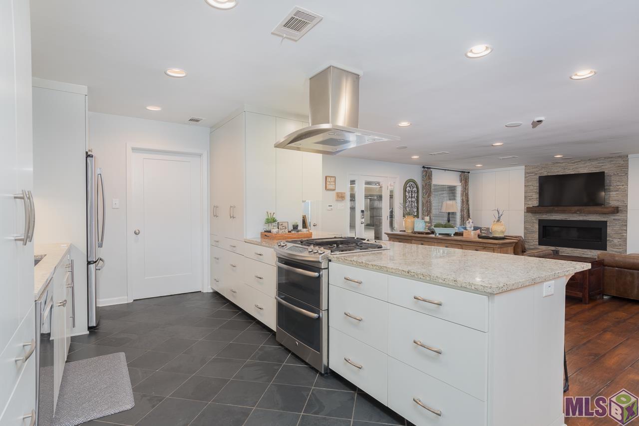 2955 Kleinert Avenue Baton Rouge, LA 70806 - Photo 7 of 33 Custom Cabinetry updated kitchen