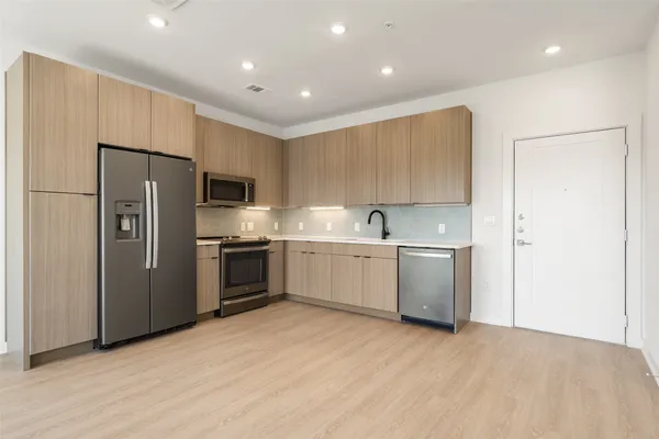 $1,350 | 4802 South Congress Avenue, Unit 403, Austin, TX 78745
