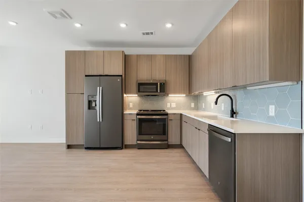 $1,350 | 4802 South Congress Avenue, Unit 403, Austin, TX 78745