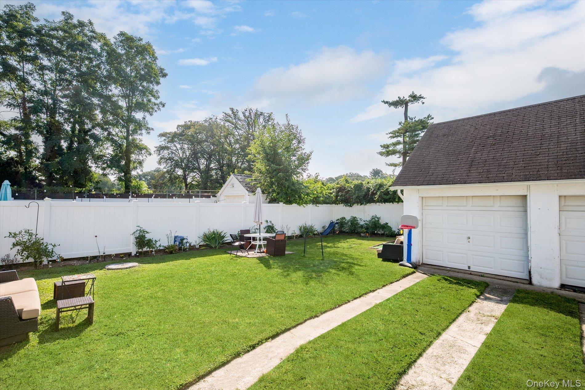 20 Waldo Avenue Greenvale, NY 11548 - Photo 6 of 10 a backyard of a house with table and chairs
