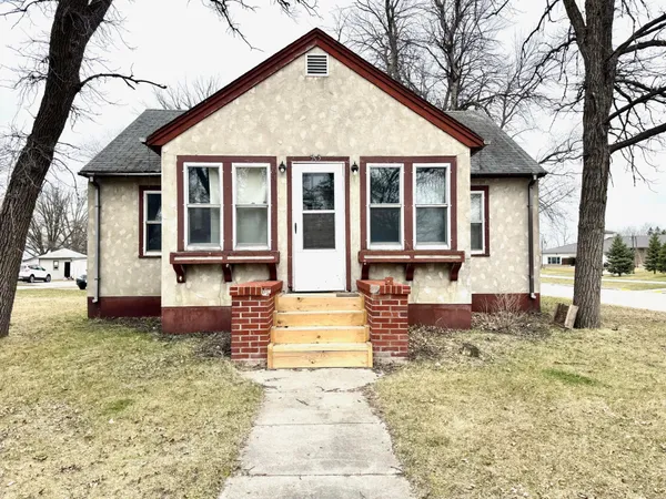 $139,900 | 513 Lake Street Northeast, Warroad, MN 56763