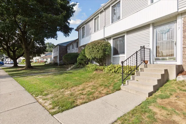 $194,900 | 2037 Lac Du Mont Drive, Haslett, MI 48840