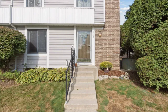 $194,900 | 2037 Lac Du Mont Drive, Haslett, MI 48840