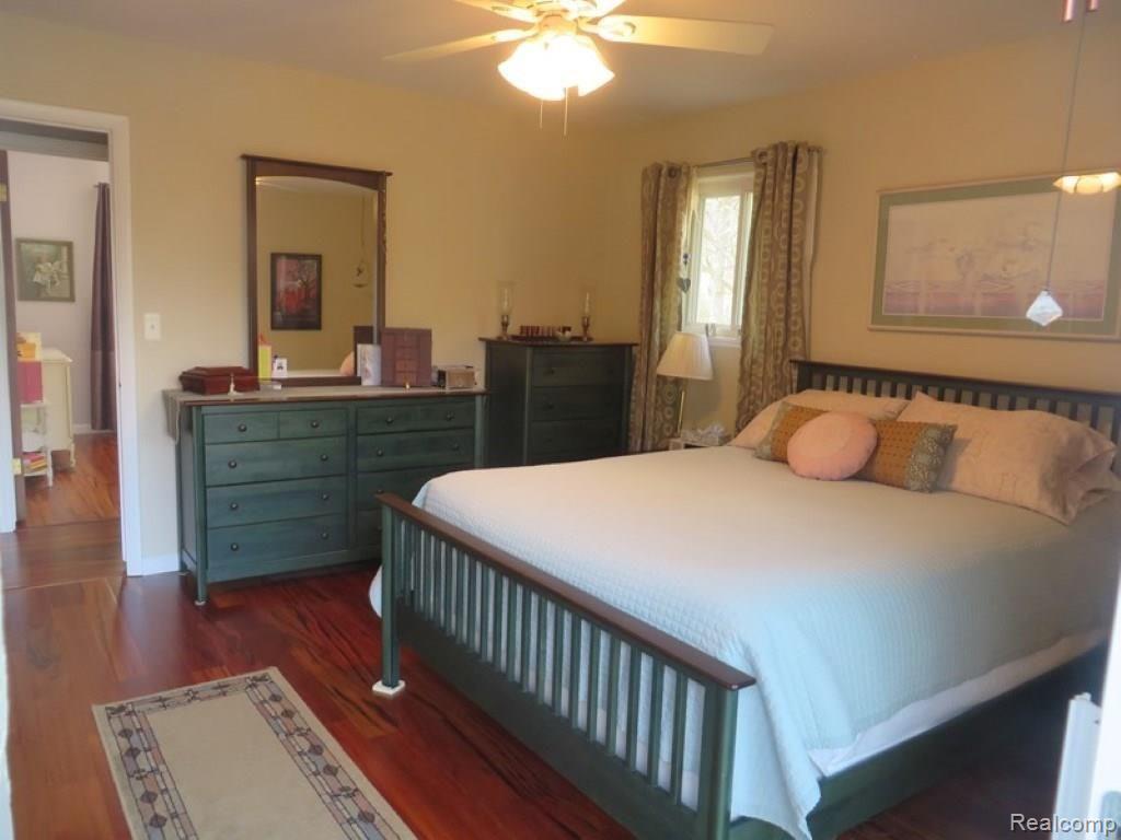 1050 Seneca Road Lake Orion, MI 48362 - Photo 15 of 31 master bedroom 2.jpg