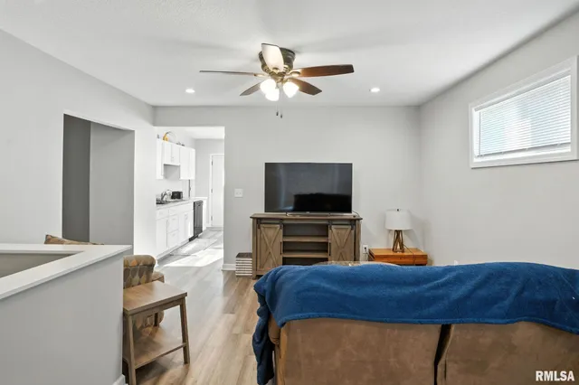 $265,000 | 300 South 14th Street, Le Claire, IA 52753