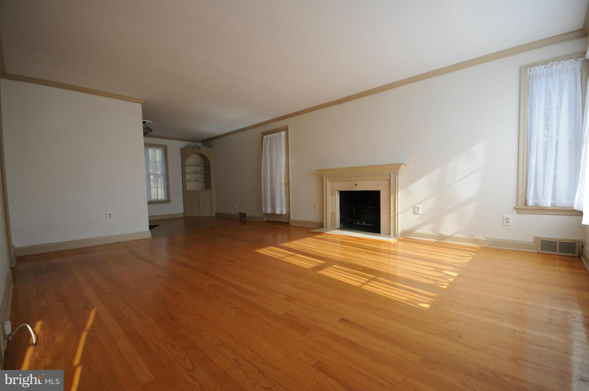 300 Warren Road Cockeysville, MD 21030 - Photo 4 of 13 Living Room