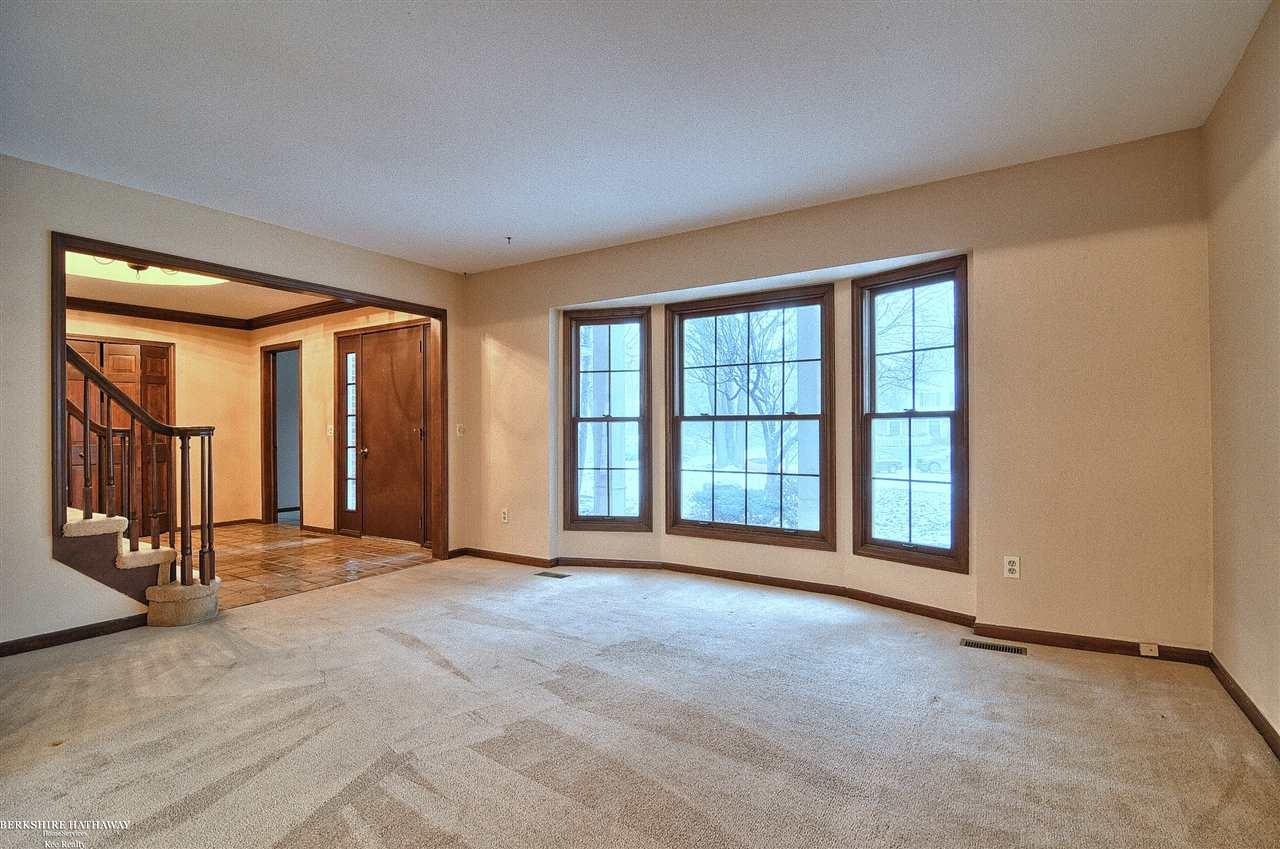 1935 Marcastle Court Rochester Hills, MI 48309 - Photo 4 of 33