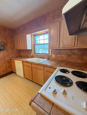 $414,900 | 4 Oak Tree Lane, Colonie, NY 12309