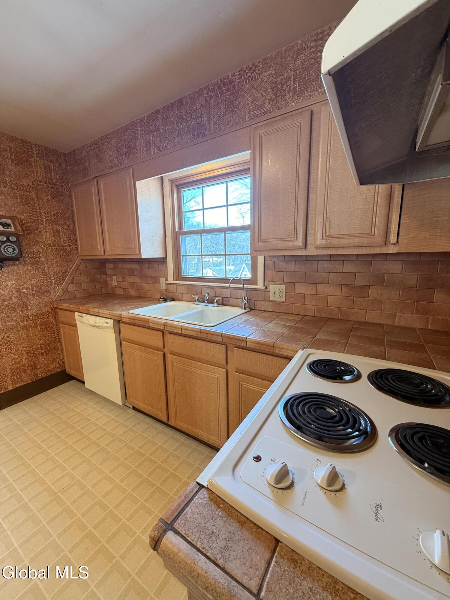 4 Oak Tree Lane Colonie, NY 12309 - Photo 5 of 22 IMG_5517
