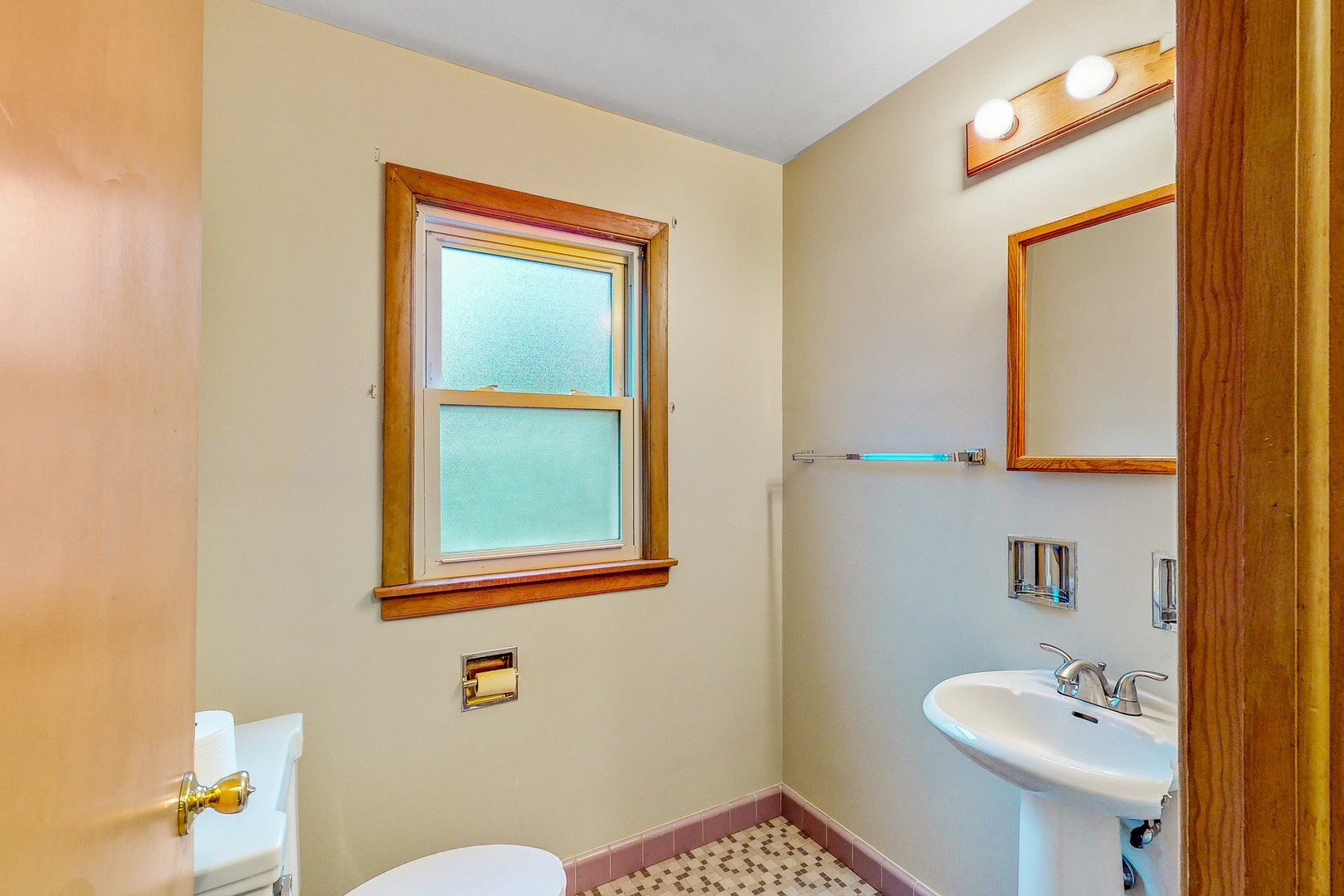 823 South Western Avenue Park Ridge, IL 60068 - Photo 28 of 39 a bathroom with a sink a toilet and mirror