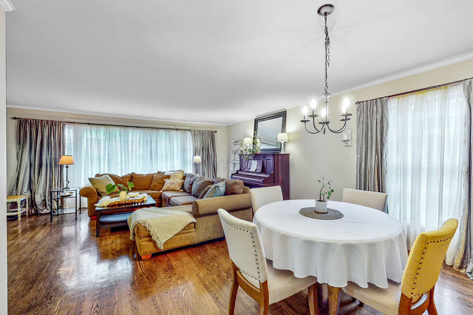 823 South Western Avenue Park Ridge, IL 60068 - Photo 6 of 39 a living room with furniture and a chandelier