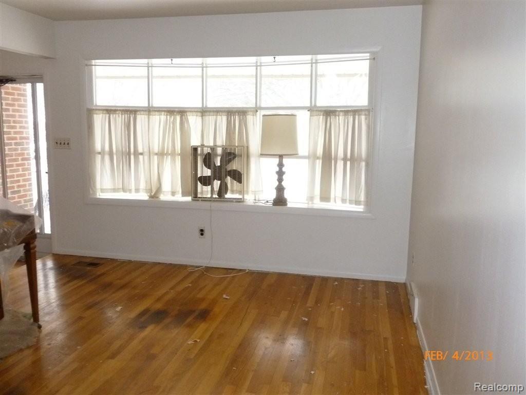 16504 Riverside Drive Livonia, MI 48154 - Photo 2 of 18 Living Room