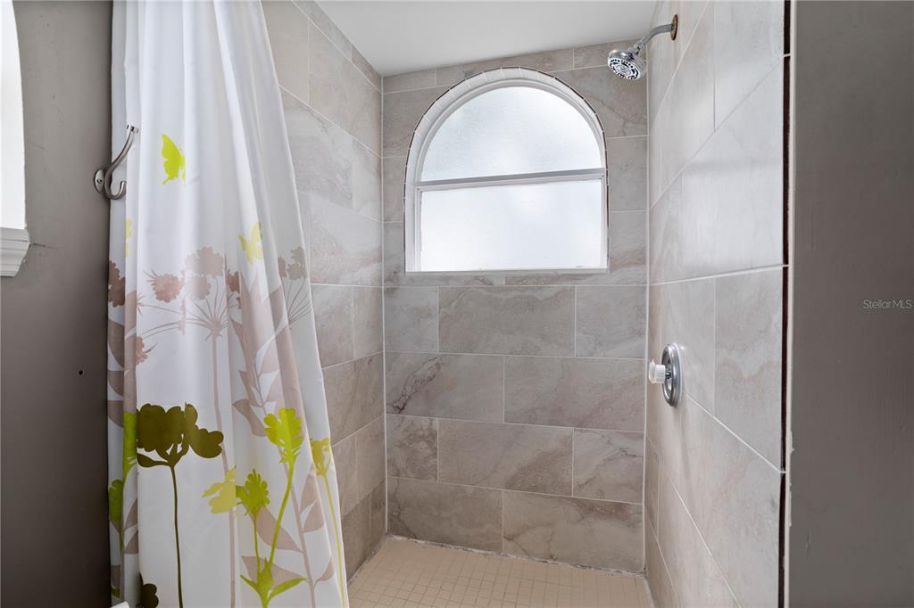 2749 North Poinciana Boulevard, Unit 15 Kissimmee, FL 34746 - Photo 22 of 36 a bathroom with a sink and bathtub