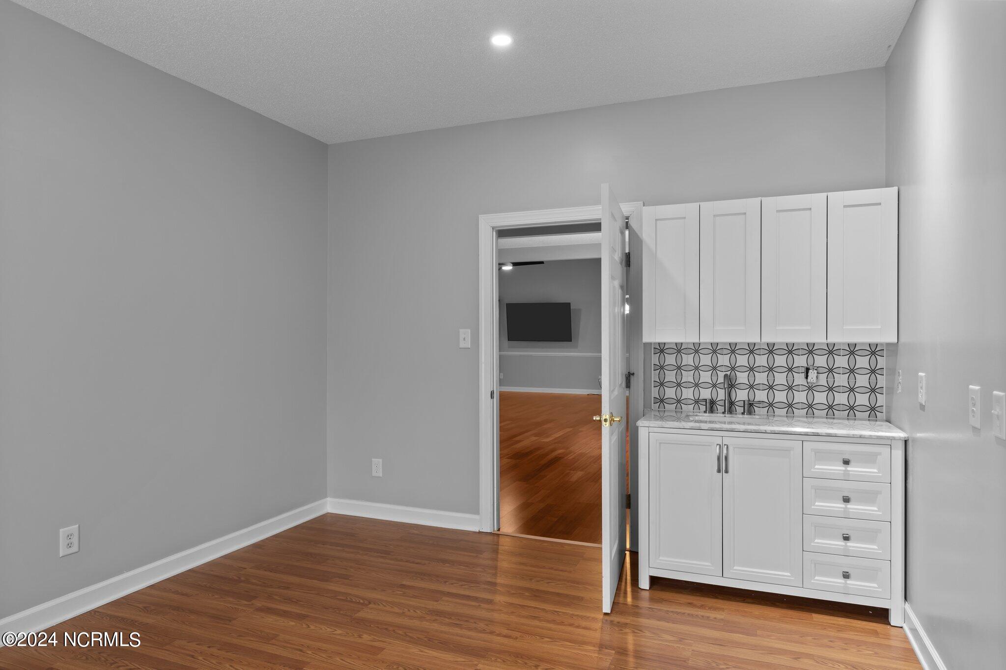 126 Neuchatel Road New Bern, NC 28562 - Photo 30 of 71 Bonus Room with wet bar