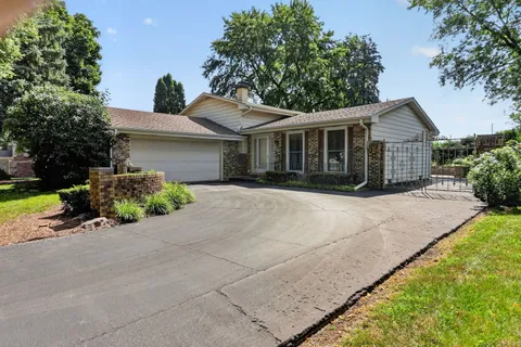 $425,000 | 24W635 Woodcrest Drive, Naperville, IL 60540
