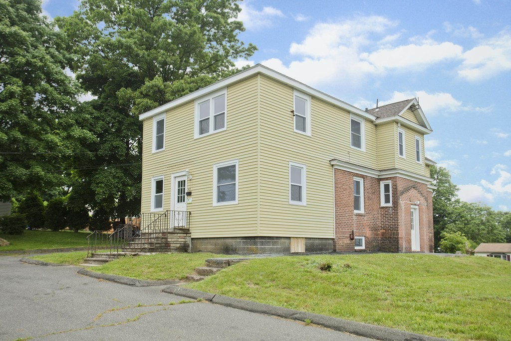 44 Ridgeway Street Holyoke, MA 01040 - Photo 1 of 29 Gallery Image 1