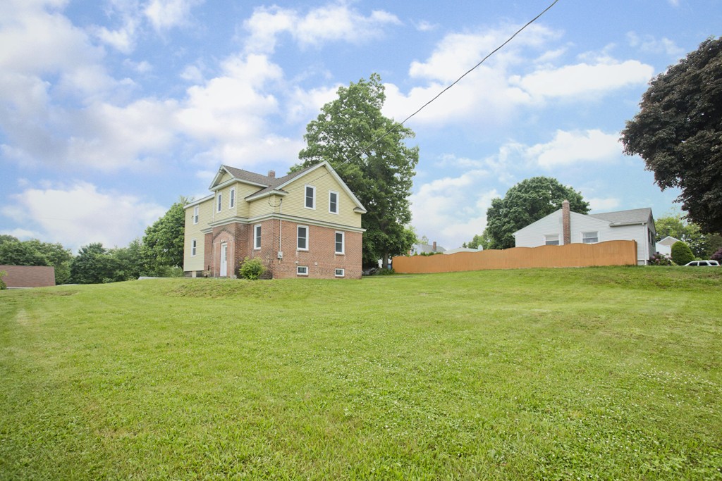 44 Ridgeway Street Holyoke, MA 01040 - Photo 4 of 29 Gallery Image 4