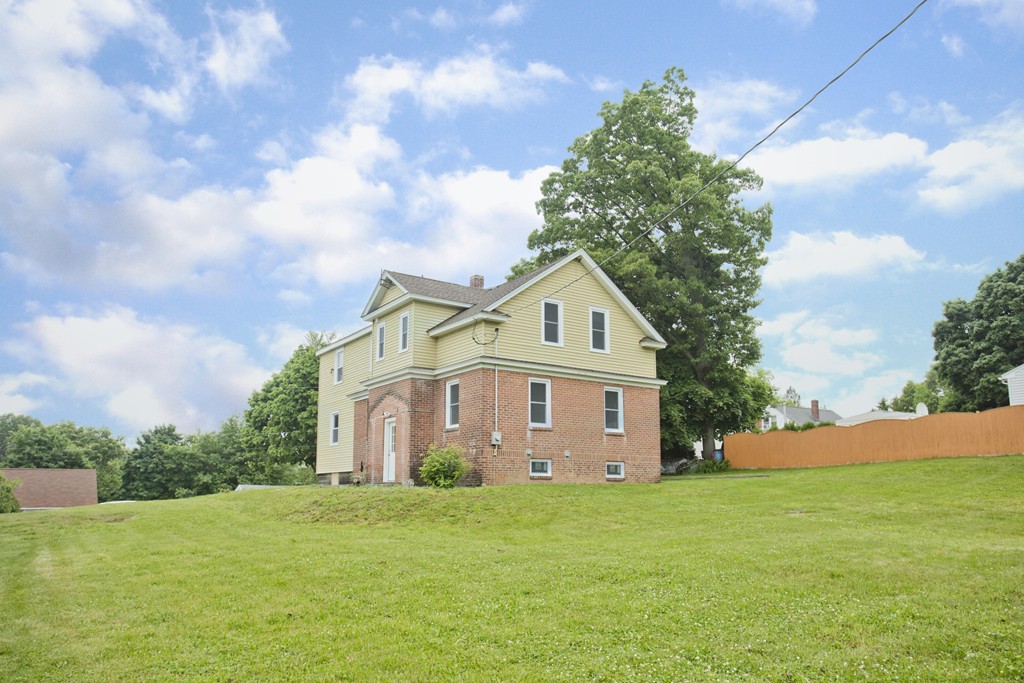 44 Ridgeway Street Holyoke, MA 01040 - Photo 5 of 29 Gallery Image 5