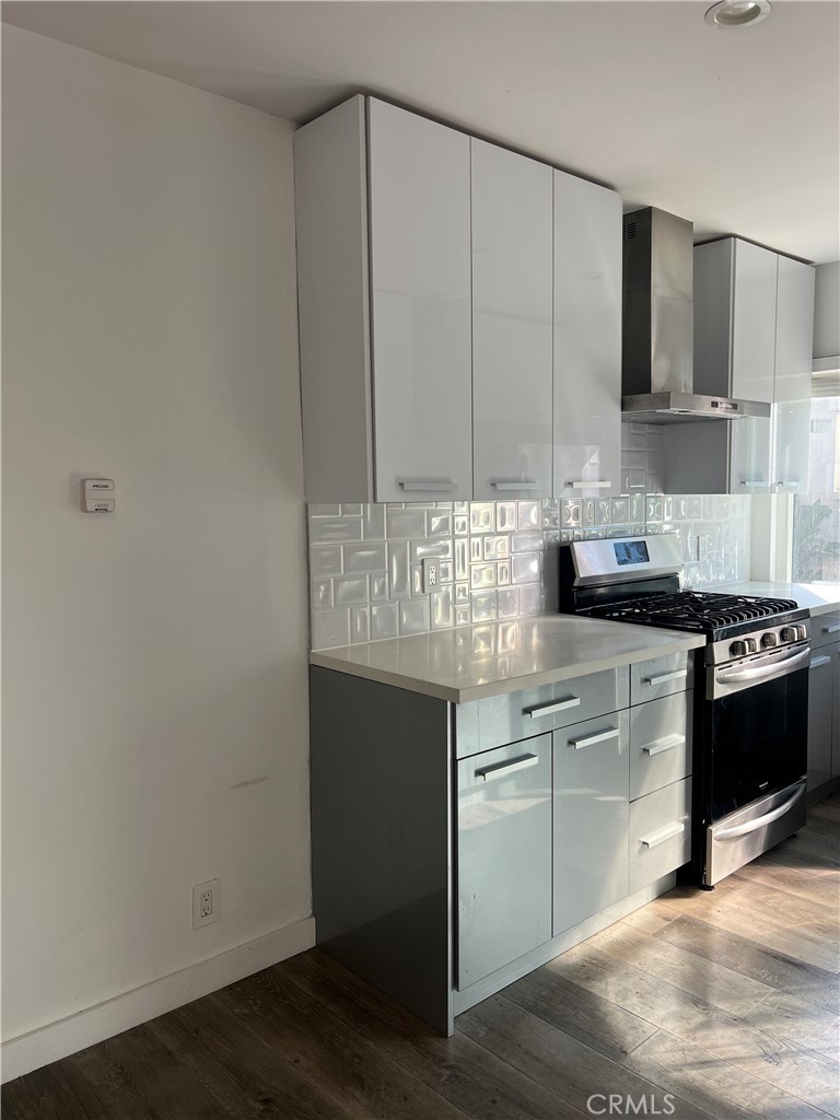 702 South St Andrews Place, Unit 2 Los Angeles, CA 90005 - Photo 3 of 10 Kitchen