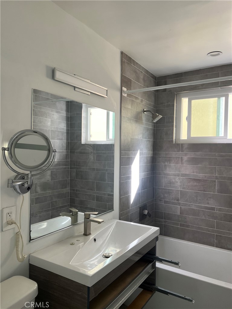 702 South St Andrews Place, Unit 2 Los Angeles, CA 90005 - Photo 7 of 10 Bathroom