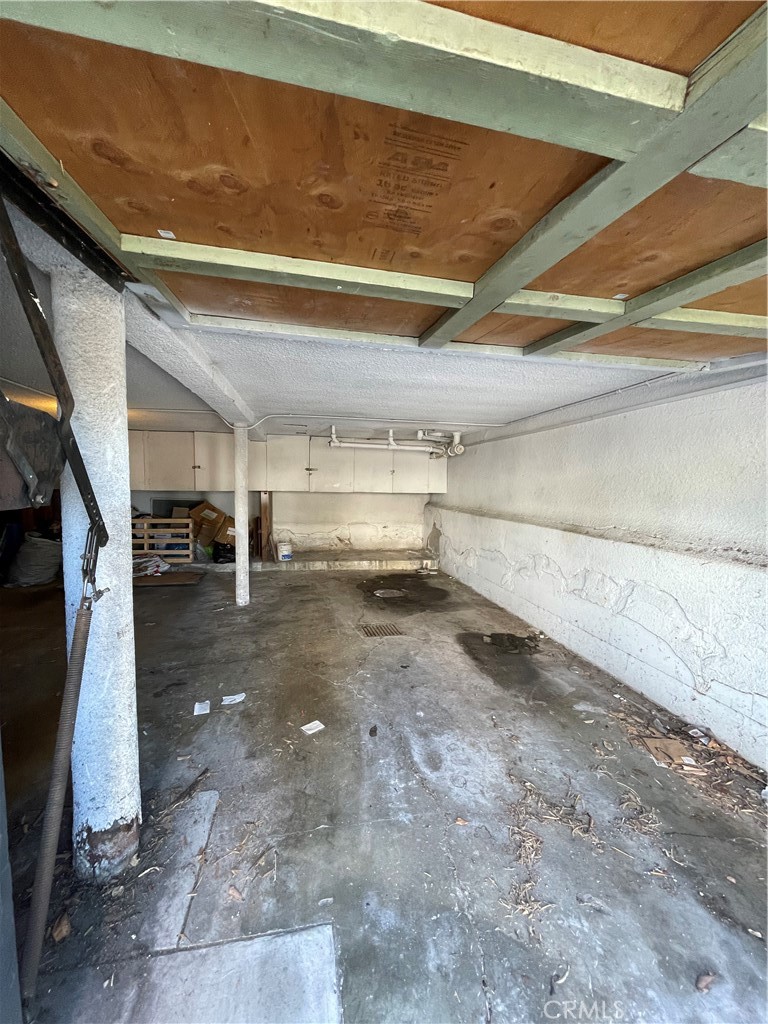 702 South St Andrews Place, Unit 2 Los Angeles, CA 90005 - Photo 8 of 10 Garage