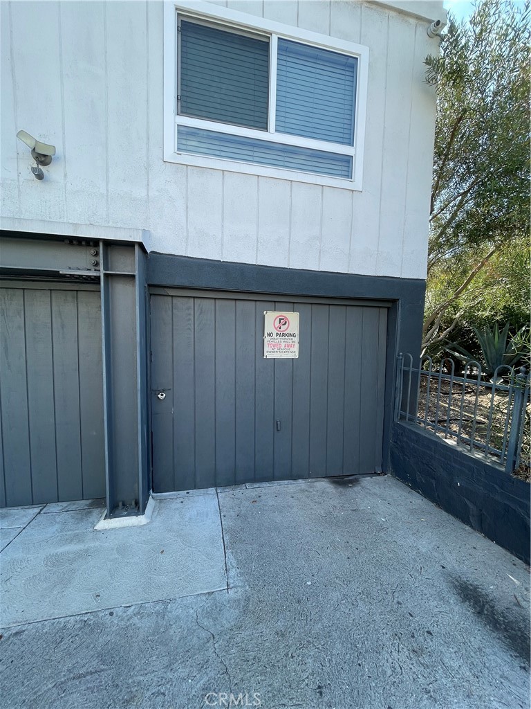 702 South St Andrews Place, Unit 2 Los Angeles, CA 90005 - Photo 9 of 10 Garage 2