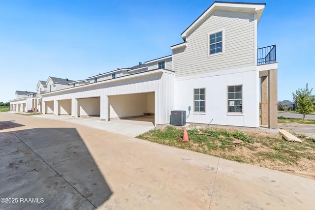 $269,000 | 315 Sandstone Avenue, Unit 202, Scott, LA 70583