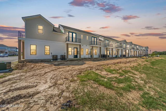 $269,000 | 315 Sandstone Avenue, Unit 202, Scott, LA 70583