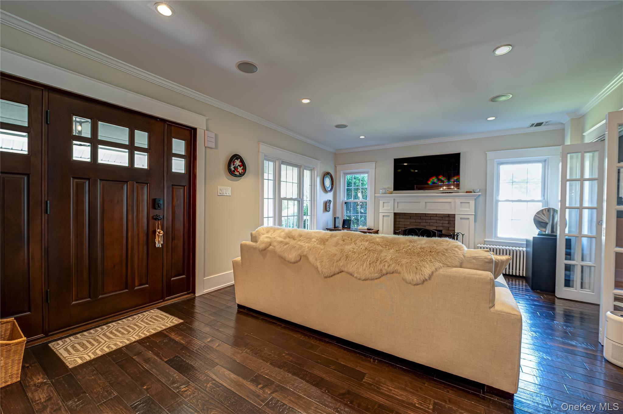 24 Soundview Road Huntington, NY 11743 - Photo 7 of 20 Warm and Inviting!
