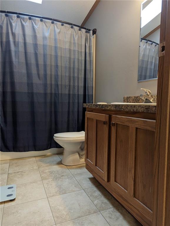 699 Dillie Road Sycamore, PA 15329 - Photo 12 of 21 a bathroom with a granite countertop bathtub and toilet