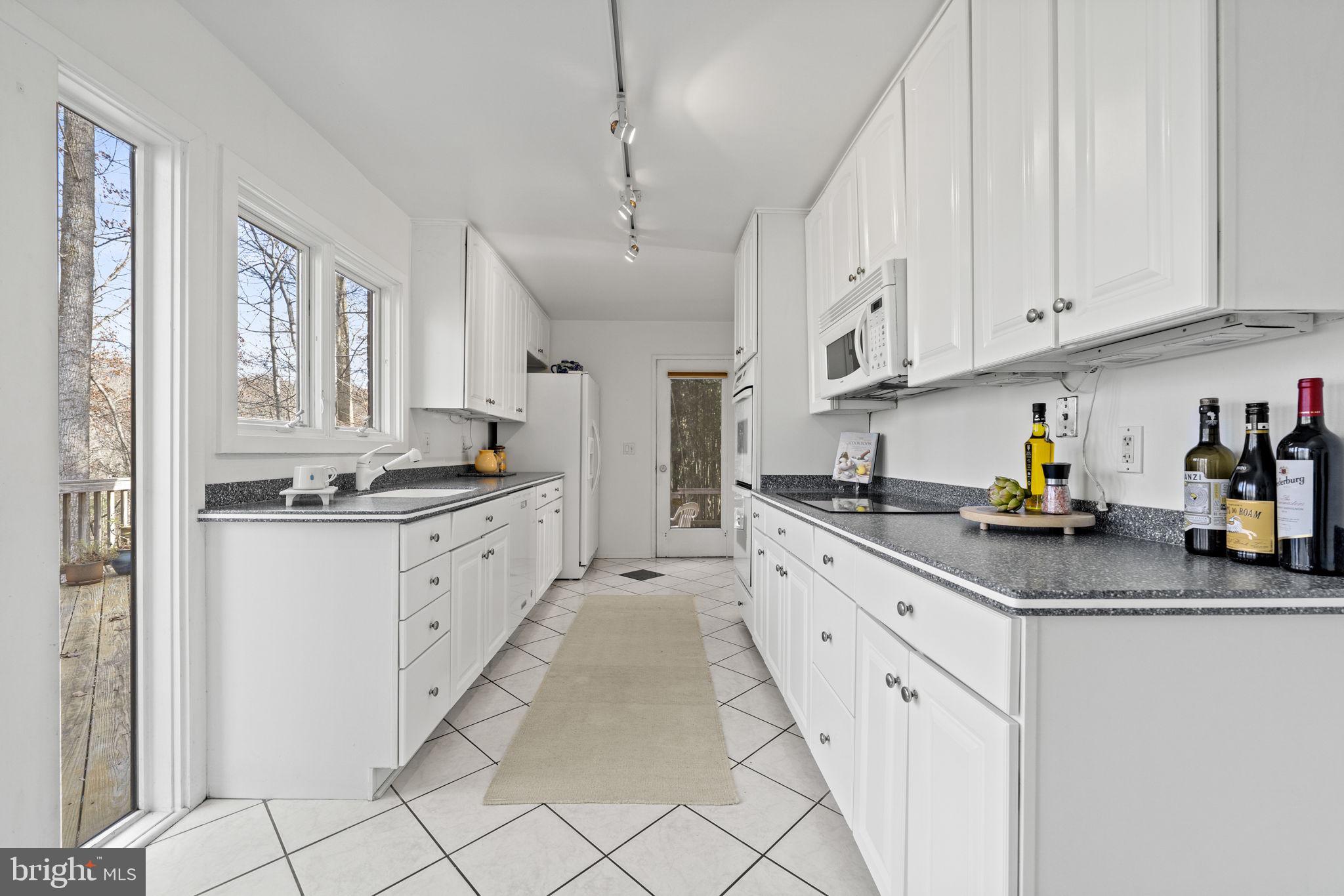 8613 Timber Hill Lane Potomac, MD 20854 - Photo 9 of 27