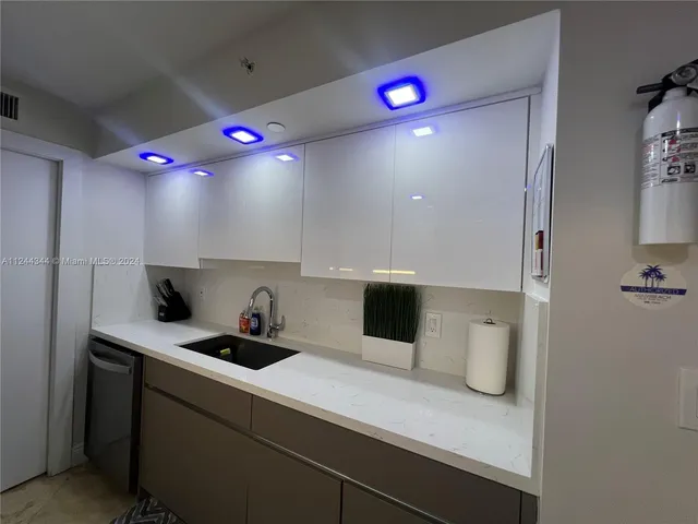 $5,000 | 6917 Collins Avenue, Unit 809, Miami Beach, FL 33141