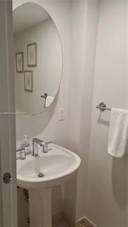 $5,000 | 6917 Collins Avenue, Unit 809, Miami Beach, FL 33141