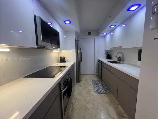 $5,000 | 6917 Collins Avenue, Unit 809, Miami Beach, FL 33141