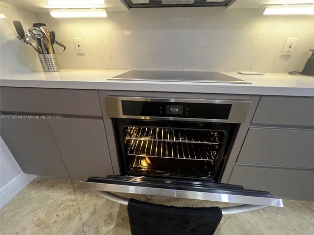 $5,000 | 6917 Collins Avenue, Unit 809, Miami Beach, FL 33141