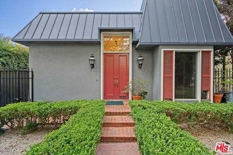 $2,100,000 | 9044 Elevado Avenue, West Hollywood, CA 90069