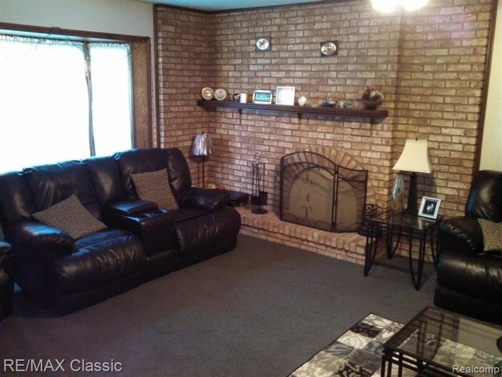 43044 Avon Road Canton, MI 48187 - Photo 8 of 21 Family rm.jpg