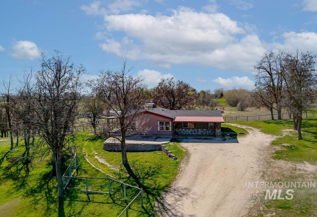 7370 Sagebrush Lane Caldwell, ID 83607 - Photo 40 of 40 View of front of house with driveway