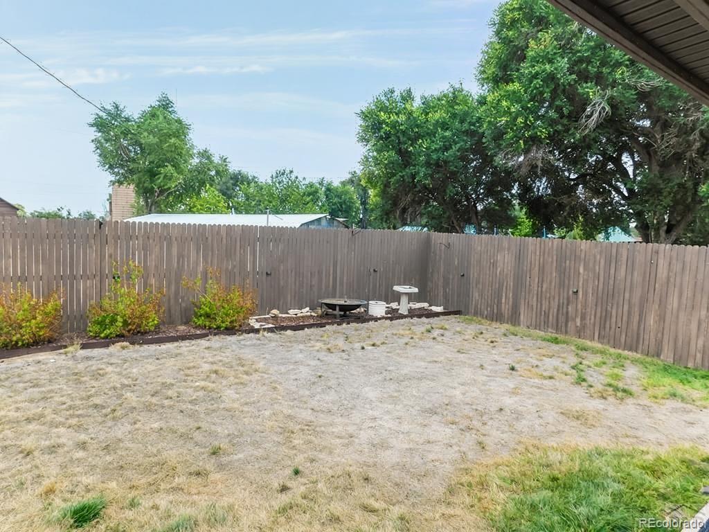 1002 Frontier Street Pueblo, CO 81006 - Photo 17 of 26 a backyard of a house